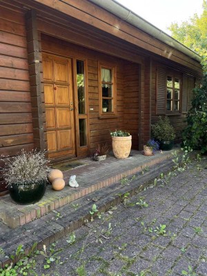 Einfamilienhaus/ Holzhaus mit schönem Grundstück und lichtdurchfluteten Räumen