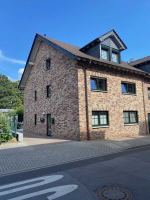 Gepflegte DG-Wohnung mit drei Zimmern und EBK in Eschweiler-Bergrath