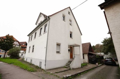 PROVISIONSFREI! Charmantes 3-Familienhaus mit Ausbaupotenzial, Garage und Scheune in zentraler Lage!