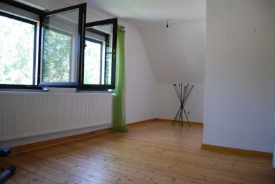 Freundliche Single - Wohnung im Dachgeschoss mit Einbauküche