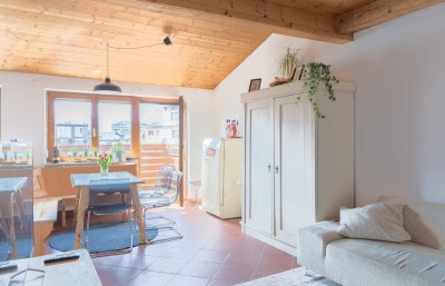 PREISREDUKTION: Sonnige Altbau-Wohnung mit ausbaufähigem Dachboden in ruhiger Innenstadt- Lage