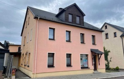 Stadthaus mit zwei Wohnungen und einem Laden