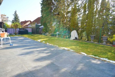 Hochwertige 4-Zimmer-Wohnung mit wunderbarem, sonnigem Garten in ruhiger, bevorzugter Wohnlage