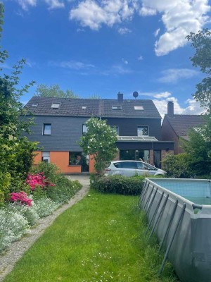 "Freistehende Immobilie", bestehend aus Doppelhaushälfte und Dreifamilienhaus mit Garten und Garagen