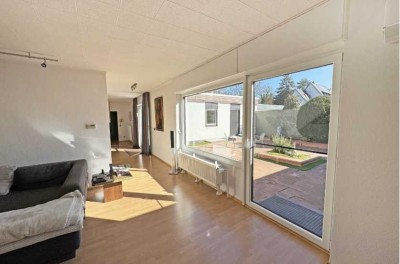 Lichtdurchflutetes, saniertes Bungalow im familiären Feudenheim