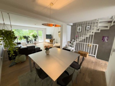 Schönes Haus mit Koiteich in fantastischer Lage