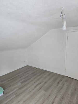 3 Zimmer DG Wohnung
Heizkosten in Nebenkosten enthalten : Ja
