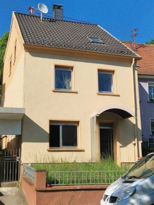Bezahlbares Wohnhaus mit Garten und Garage in 66571 Dirmingen