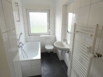 *** 2 Zimmer-EG-Wohnung, bereits modernisiert mit Wohnküche! ***