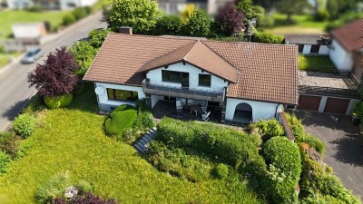Mit großem Garten: Repräsentatives, sehr gemütliches Ein- bis Zwei-Familienhaus in Alten-Buseck