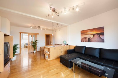 Moderne 3-Zimmer Dachgeschosswohnung mit Loggia und Tiefgarage