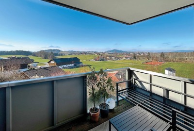 Neuwertige 3-Zi.-Wohnung mit traumhafter Aussicht und großem Balkon