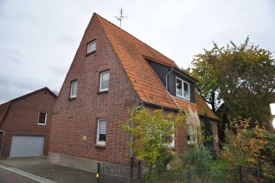 Zentral gelegenes Einfamilienhaus in Dahlenburg mit großem Grundstück, Garage und Schuppen.