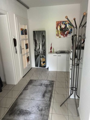 Exklusive, sanierte 2-Zimmer-Wohnung mit geh. Innenausstattung mit Balkon und EBK