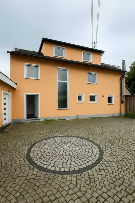 In zentraler Lage von Dasing präsentiert sich dieses Mehrparteienhaus
