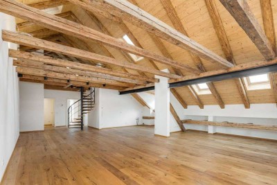 Stilvolle Dachgeschosswohnung mit traumhaften Bergpanorama in historischem Gebäude
