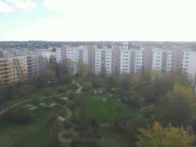 Bezugsfrei! Gepflegte 3-Zimmer-Wohnung mit zwei Balkonen und TG-Stellplatz in 82110 Germering