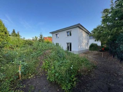 Moderne Stadtvilla Erstbezug mit geh. Innenausstattung und EBK in idyllischer Lage