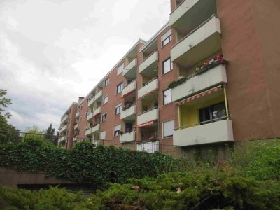 Sonniger Balkon mit Blick in Grüne - öffentlich geförderte Wohnung