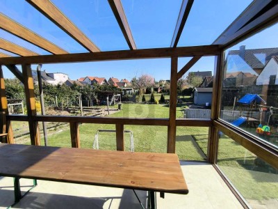 MODERN MIT TERRASSE UND GARTEN