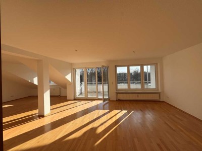 Helle 120m2 4 Zimmer DG Wohnung mit tollem Balkon