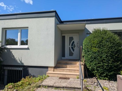 Moderner Reihenhaus-Bungalow mit 6 Zimmern, Atriumgarten, offener Kamin und Einbauküche