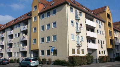 3 Zimmer-DG-Wohnung mit Balkon & Laminatboden in der Neuen Neustadt zu vermieten