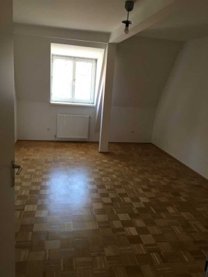 * Haidhausen * 2 Zimmer DG mit offener Küche * EBK * Bad mit Wanne * Keller * Parkett*