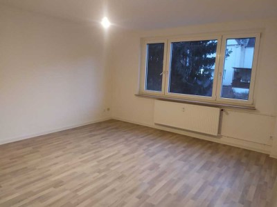 Sanierte Zwei Raum Wohnung mit Balkon und Tageslicht Bad