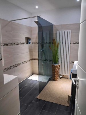 Eleganter Bungalow auf großem Grundstück – erstklassige Ausstattung für höchsten Wohnkomfort.