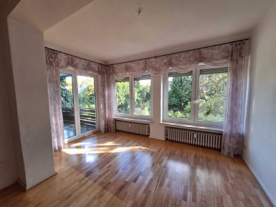 Großzügige 3-Raum-Wohnung im Altbau mit Loggia in zentraler Lage