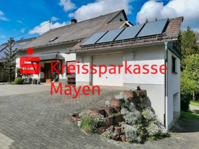 Zweifamilienhaus mit Solaranlage, Garagen und großzügigem Grundstück