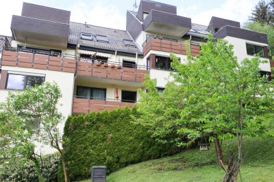 Balkon mit Ausblick ins Grüne und die Stadt