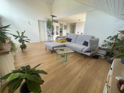 Stilvolle 4-Zimmer-Dachgeschosswohnung am Feldrand mit Weitblick, modernem Bad und EBK
