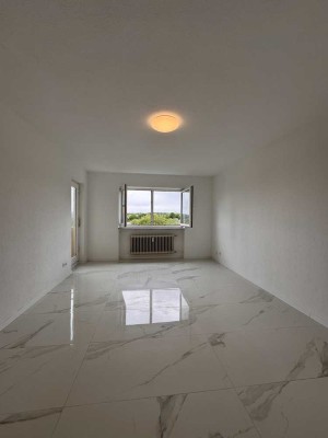 Erstbezug nach Sanierung mit Balkon: Attraktive 2-Zimmer-Wohnung mit geh. Innenausstattung