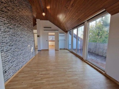 Dachgeschosswohnung - 3 Zimmer mit Loggia in gepflegtem Haus