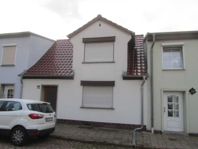 sanierungsbedürftiges Wohnhaus, Nebengelass, Garage; Mindestgebot: 8.200 €; Einzelheiten s. Exposee!