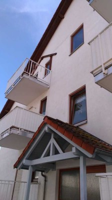 Gepflegte helle 2-Zimmer-DG-Wohnung mit Balkon und Einbauküche in Stutensee