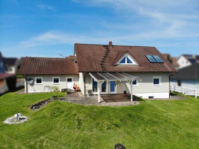 Klassisches Einfamilienhaus mit ELW in unverbaubarer einseitiger Alleinlage und DG in Freihung