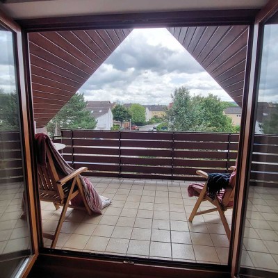 Lichtdurchflutete großzügige Dachgeschosswohnung mit Balkon