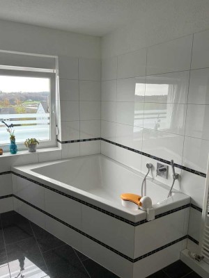 Großzügige 4-Zimmer-Wohnung mit Doppelgarage und zwei Balkonen