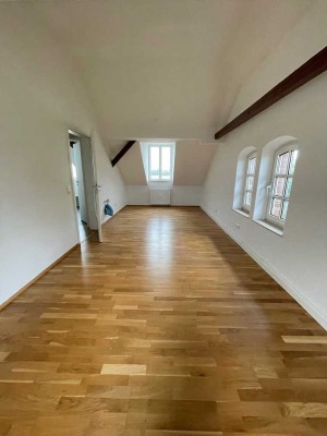 Einziehen und Wohlfühlen! Schicke, renovierte 2-Zimmer-Wohnung mit hervorragender Verkehrsanbindung