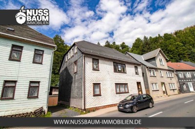 Zweifamilienhaus mit grünem Garten in idyllischer Lage an der Katze