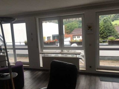 Stilvolle, vollst. renovierte 2,5-Zimmer-Maisonette-Wohnung mit geh. Innenausstattung mit EBK