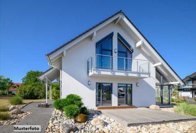 Freistehendes Einfamilienhaus nebst Garage