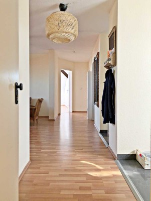 charmante 3 Zi.-Altbau-DG-Whg. m. offenem Wohnbereich in zentraler Lage (max 3 Bewohner, KEINE WGs )