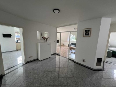 Hochwertige 3,5-Zimmer-Maisonette mit zwei Balkonen, ruhige Lage, zentral gelegen.