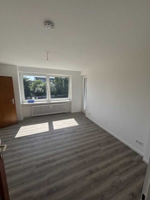 Frisch sanierte 2-Zimmer-Wohnung mit Balkon in Düsseldorf Eller