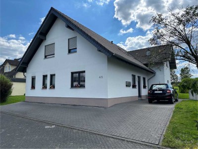 Schöne und gepflegte 3-Raum-DG-Wohnung mit gehobener Innenausstattung mit Balkon und EBK in Dierdorf