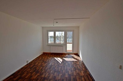 3-Raum-Wohnung, 1.Etage, mit Badewanne und Balkon! Bezug ab 01.08.2025 möglich!